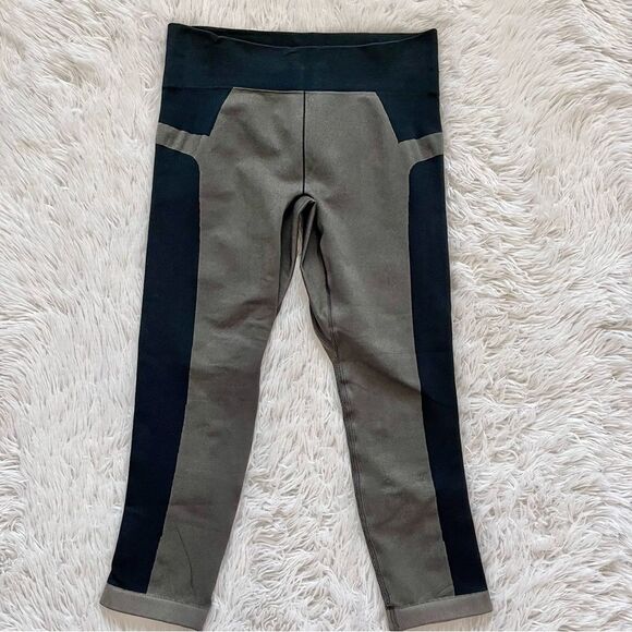 Under armour seamless active workout capri leggings black grey sz. Medium - Picture 1 of 6